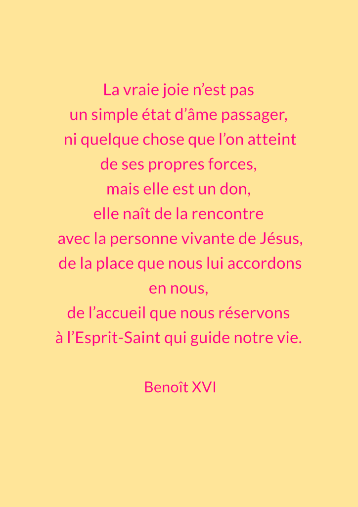 Citation de Benoît XVI sur la véritable joie, écrite en rose sur un fond jaune.