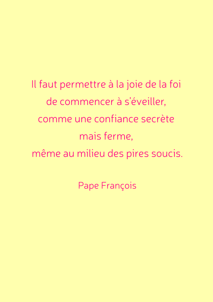 Citation inspirante de Pape François sur la joie de la foi sur fond jaune.